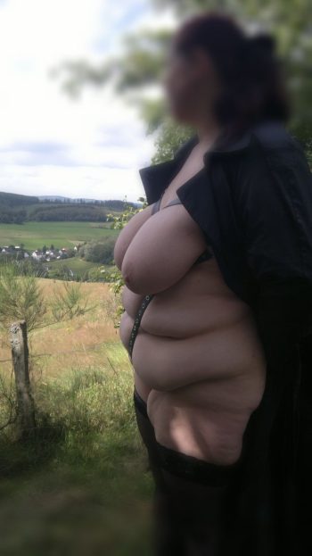 Salut les étalons d’Aix, Valérie la bombe aux formes dingues veut un mec costaud pour des nuits de folie pure et des cris de plaisir non-stop ! rencontre-Milf-Aix-en-Provence